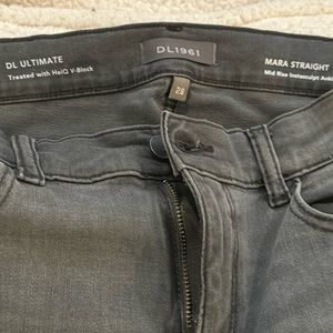 DL1961 Grey denim ankle jeans.